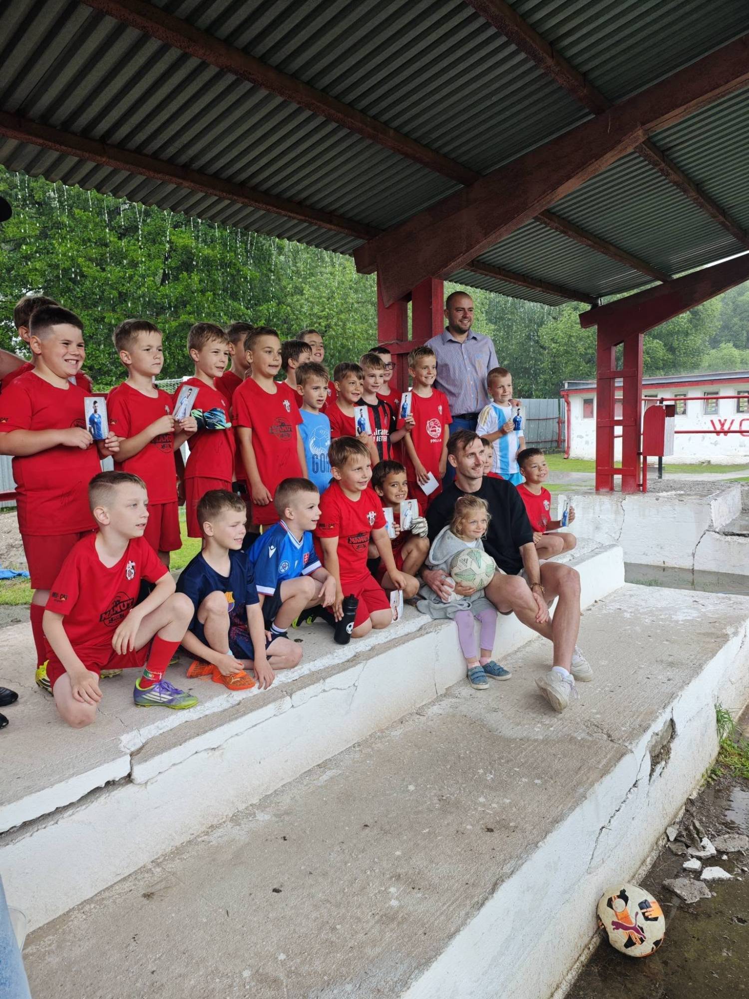 Slovenský reprezentant Norbert Gyömbér navštívil mladých futbalistov MFK Revúca
